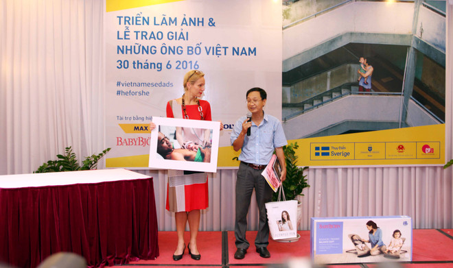 Ấn tượng với triển lãm ảnh “Những ông bố Việt Nam” ảnh 1