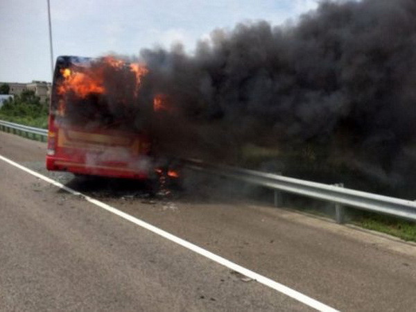 Hàng chục học sinh thiệt mạng trong vụ cháy xe buýt ở Nga ảnh 1