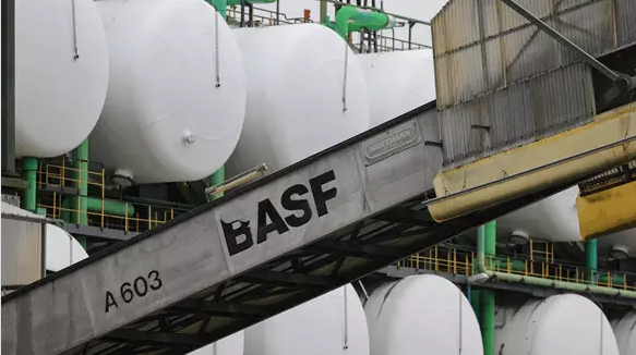 Nhà sản xuất hóa chất Đức BASF là một trong những cái tên đầu tiên được nhắc đến khi giới quan sát điểm danh các nạn nhân của căng thẳng Nga-Ukraine. (Nguồn: rigzone.com) Những doanh nghiệp chịu thiệt hại nhiều nhất từ căng thẳng Nga-Ukraine ảnh 2