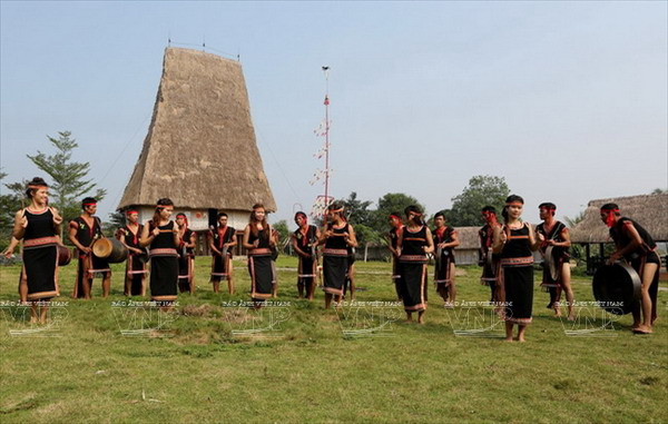 Những họa tiết độc đáo được trang trí trên trang phục của người Ba Na ảnh 3