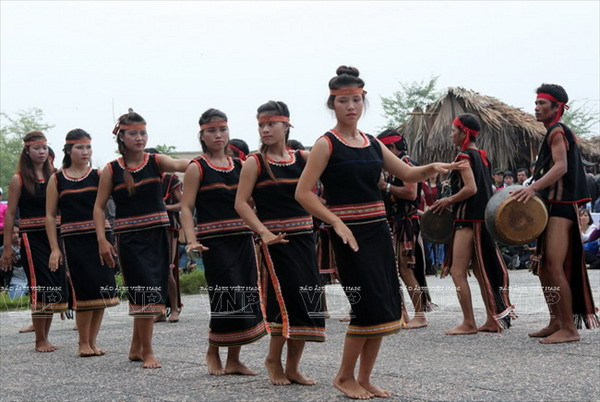 Những họa tiết độc đáo được trang trí trên trang phục của người Ba Na ảnh 8