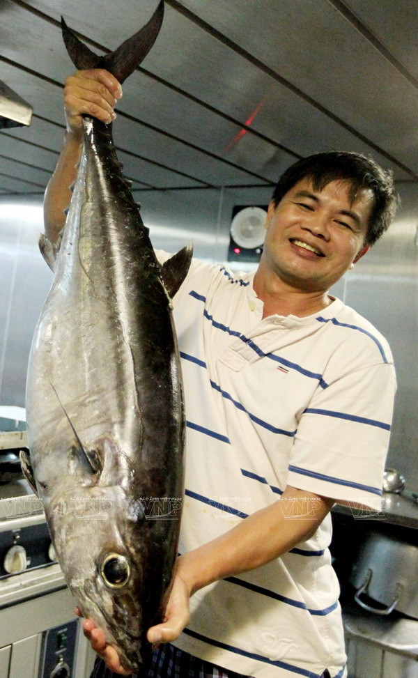 Câu cá đêm-thú vui của các thuyền viên trên đường tới Trường Sa ảnh 6