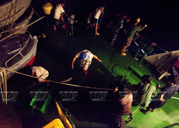 Câu cá đêm-thú vui của các thuyền viên trên đường tới Trường Sa ảnh 7