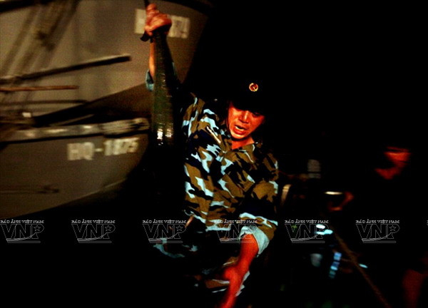 Câu cá đêm-thú vui của các thuyền viên trên đường tới Trường Sa ảnh 3