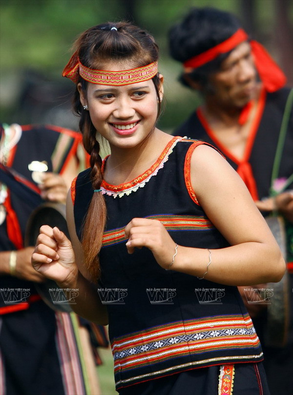 Những họa tiết độc đáo được trang trí trên trang phục của người Ba Na ảnh 4