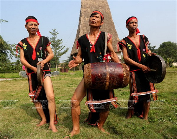 Những họa tiết độc đáo được trang trí trên trang phục của người Ba Na ảnh 6