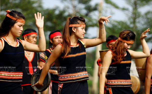 Những họa tiết độc đáo được trang trí trên trang phục của người Ba Na ảnh 7