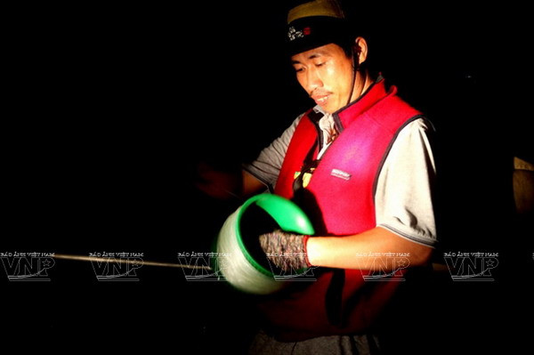 Câu cá đêm-thú vui của các thuyền viên trên đường tới Trường Sa ảnh 1