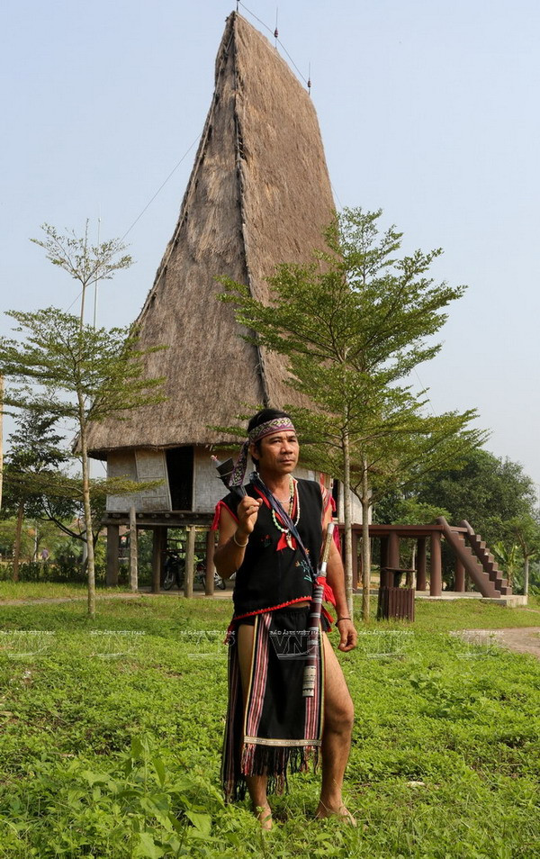 Những họa tiết độc đáo được trang trí trên trang phục của người Ba Na ảnh 10