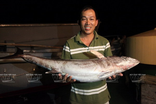 Câu cá đêm-thú vui của các thuyền viên trên đường tới Trường Sa ảnh 4