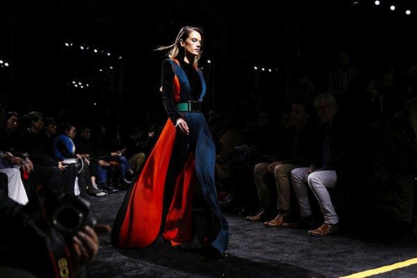 Kanye West và Kim Kardashian "đại náo" chương trình Balmain ảnh 5