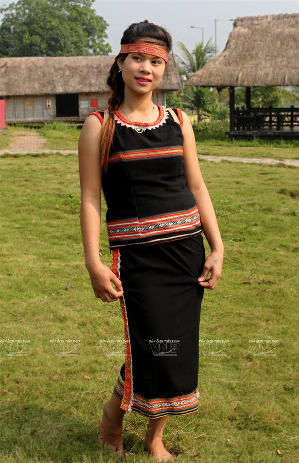 Những họa tiết độc đáo được trang trí trên trang phục của người Ba Na ảnh 5