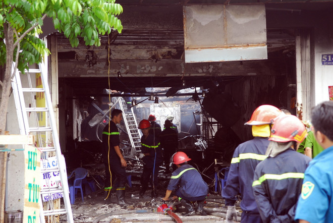 Cháy lớn gây ùn tắc giao thông suốt một giờ đồng hồ tại Cà Mau ảnh 1