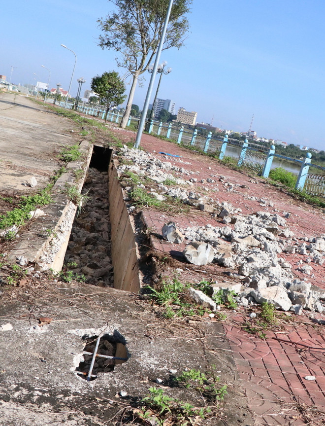 Cận cảnh bờ kè gần trăm tỷ đồng ở Kon Tum bị phá để trộm sắt ảnh 4