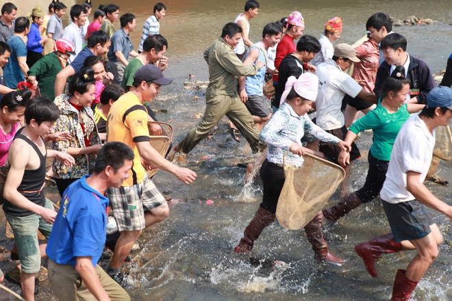 Tưng bừng thôn bản mùa Lễ hội Hoa Ban khắp vùng Tây Bắc ảnh 7