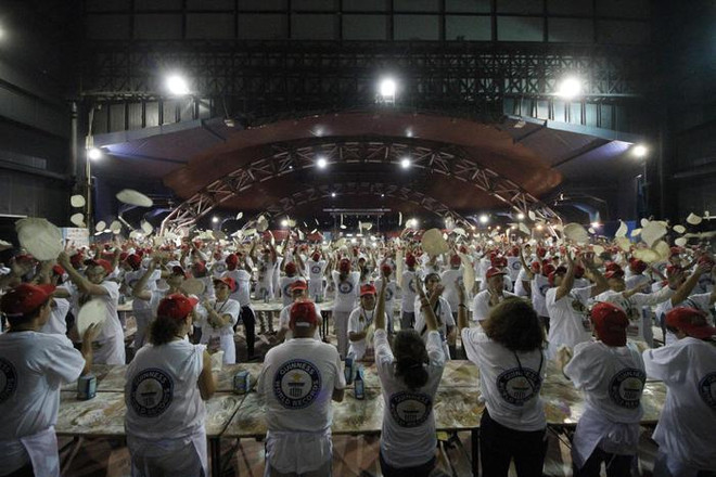 Napoli xác lập kỷ lục thế giới về cùng lúc tung bánh pizza ảnh 1