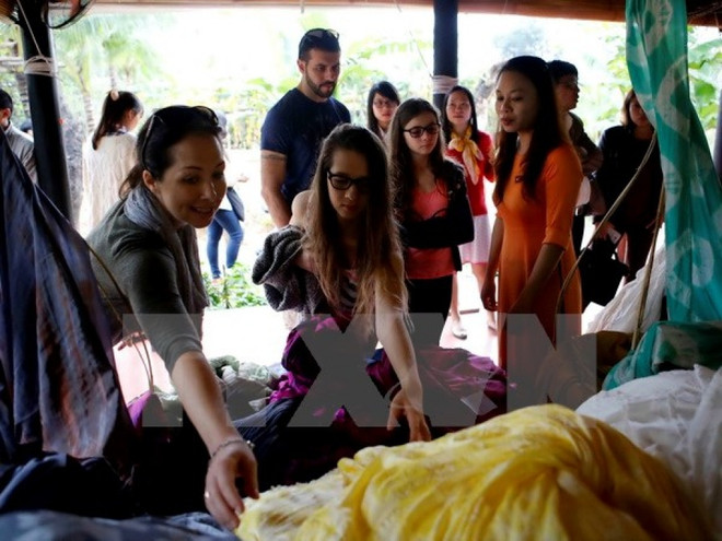 Vụ Khaisilk: Hải quan nói gì về khăn lụa Trung Quốc vào Việt Nam ảnh 1