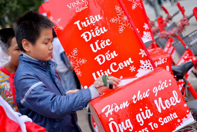 Sắc màu lễ hội vô cùng lộng lẫy tại "xứ sở diệu kỳ" Vincom ảnh 2