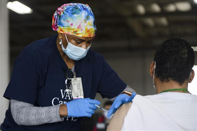 Tiêm chủng vaccine ngừa COVID-19 tại Gardena, California (Mỹ), ngày 17/4/2021. (Ảnh: AFP/TTXVN) Nghiên cứu phương pháp xác định khả năng miễn dịch với COVID-19 ảnh 1