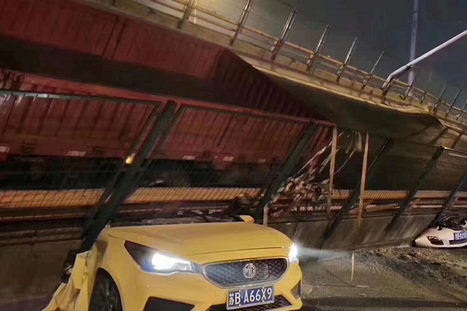 Trung Quốc: Sập cầu tại Giang Tô, nhiều phương tiện bị đè bẹp ảnh 1