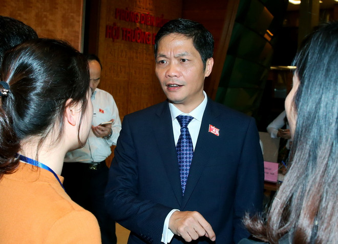 Phóng viên phỏng vấn Bộ trưởng Bộ Công Thương Trần Tuấn Anh trong giờ giải lao. (Ảnh: Thống Nhất/TTXVN) Bộ trưởng Công Thương: Không có lợi ích nhóm ở siêu dự án thép Cà Ná ảnh 1