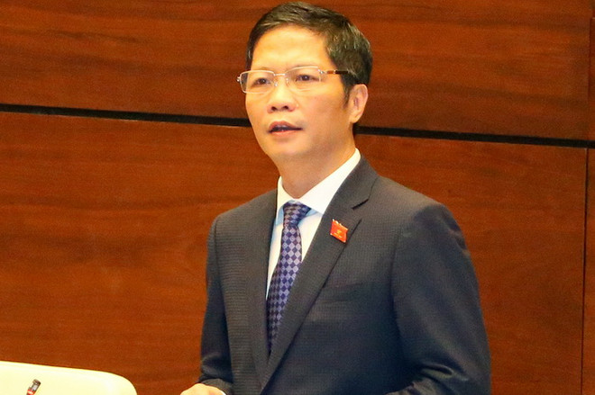 Bộ trưởng Bộ Công thương Trần Tuấn Anh trả lời chất vấn trước Quốc hội, sáng 15/11. (Ảnh: Thống Nhất/TTXVN) Bộ trưởng Công Thương giải trình về dự án thua lỗ, kém hiệu quả ảnh 1