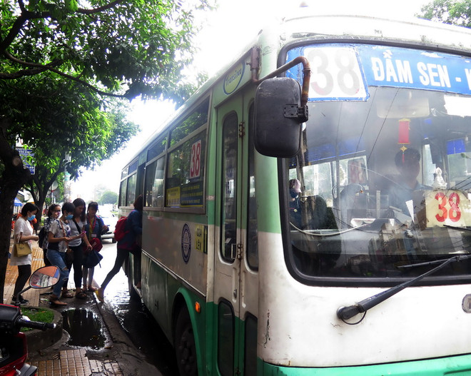 Xe buýt là phương tiện vận tải hành khách công cộng chủ lực tại Thành phố Hồ Chí Minh. (Ảnh: Hoàng Hải/TTXVN) Thành phố Hồ Chí Minh công bố điểm đón trả khách cho tuyến cố định ảnh 1