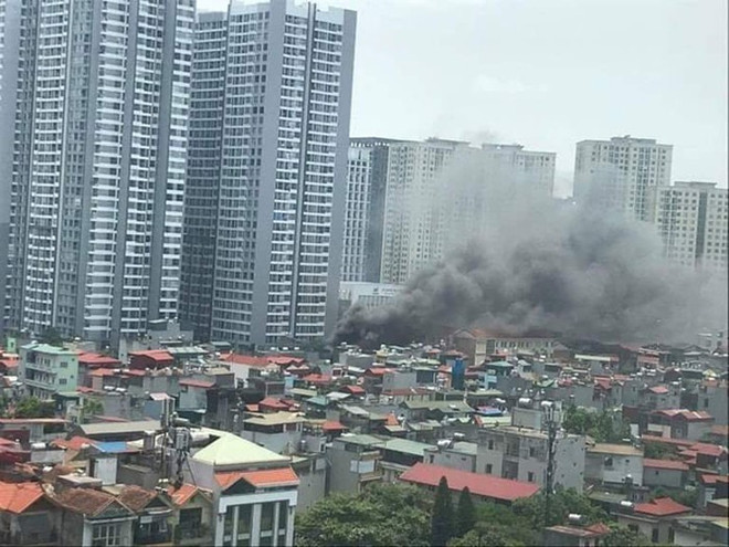 Hà Nội: Kịp thời dập tắt đám cháy tại khu nhà tạm ở Hoàng Mai ảnh 1