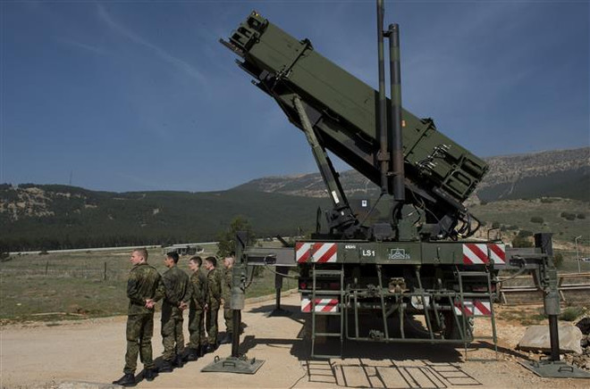 Binh sỹ Đức gác bên hệ thống tên lửa phòng không Patriot. (Ảnh: AFP/TTXVN) Đức sẽ bảo vệ Hội nghị thượng đỉnh NATO bằng các khẩu đội Patriot ảnh 1