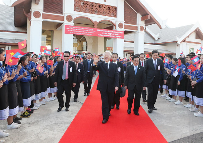 Lễ tiễn Tổng Bí thư Nguyễn Phú Trọng tại sân bay quốc tế Wattay ở thủ đô Vientiane. (Ảnh: Trí Dũng/TTXVN) Tổng Bí thư kết thúc tốt đẹp chuyến thăm hữu nghị chính thức Lào ảnh 1