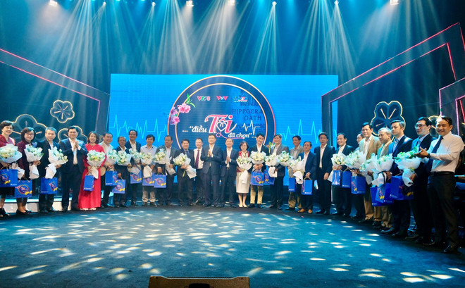 Ban Tổ chức tặng hoa, quà tri ân và chúc mừng các Thầy thuốc vànhân viên y tế Đà Nẵng nhân ngày 27/2. (Ảnh: Trần Lê Lâm/TTXVN) unnamed.jpg