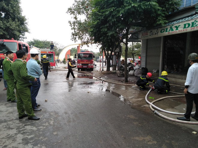 Dập tắt hoàn toàn đám cháy lớn tại cửa hàng giày dép ở Thanh Hóa ảnh 1
