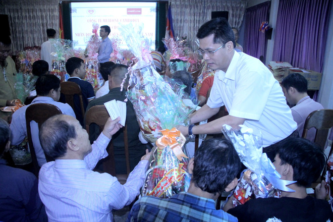 Mang Tết đến với bà con Việt kiều, người Campuchia nghèo ở Phnom Penh ảnh 1