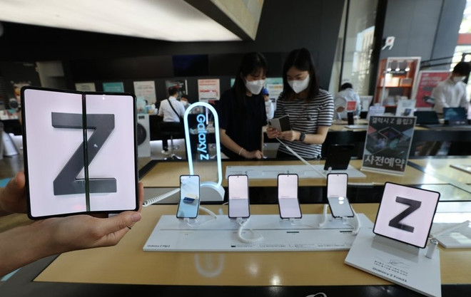 Dòng điện thoại thông minh Galaxy Z mới của Samsung được trưng bày tại một cửa hàng ở Seoul (Hàn Quốc), ngày 17/8/2021. (Nguồn: en.yna.co.kr) 800.000 đơn đặt hàng trước cho điện thoại gập mới của Samsung ảnh 1