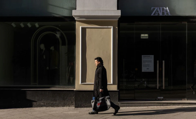 Bên ngoài một cửa hiệu Zara tại Moskva (Nga), ngày 15/3/2022. (Nguồn: reuters.com) Hãng Inditex tuyên bố bán lại các cửa hàng kinh doanh tại Nga ảnh 1