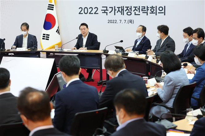 Tổng thống Hàn Quốc Yoon Suk-yeol (thứ hai, trái) chủ trì một cuộc họp nội các tại Cheongju, hồi tháng 7/2022. (Ảnh: Yonhap/TTXVN) Mâu thuẫn gay gắt giữa hai đảng PPP và DP trên chính trường Hàn Quốc ảnh 1