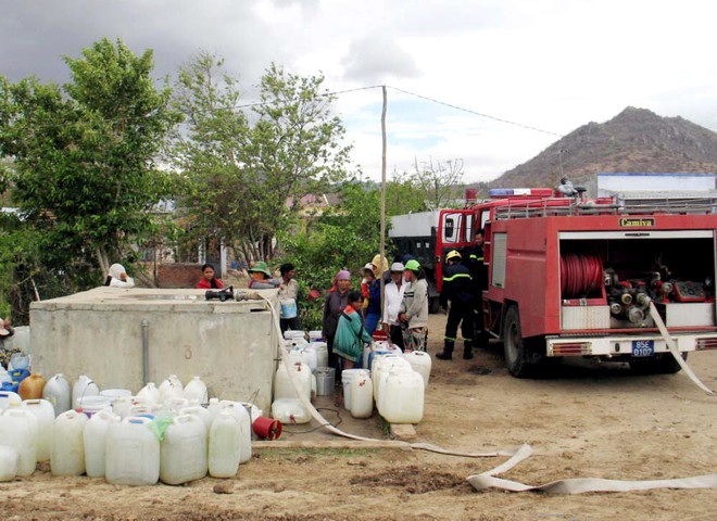 Huy động lực lượng quân đội giúp dân vùng hạn hán Ninh Thuận ảnh 1