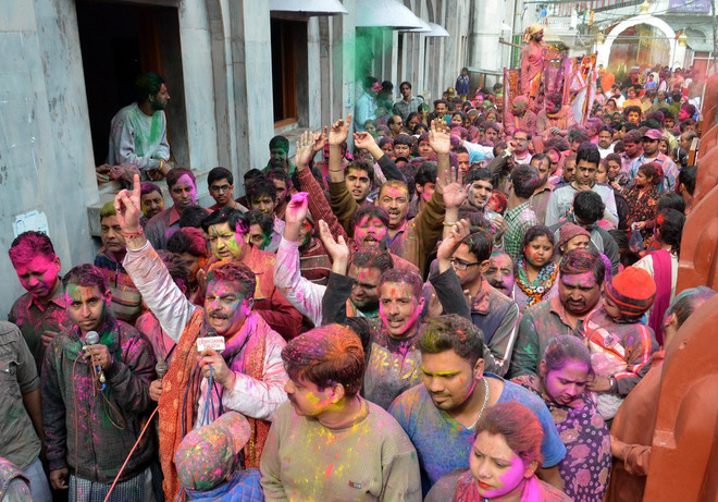 Người dân Ấn Độ tổ chức cầu may đầu Xuân với lễ hội sắc màu ảnh 2