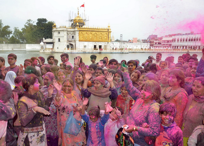 Người dân Ấn Độ tổ chức cầu may đầu Xuân với lễ hội sắc màu ảnh 1
