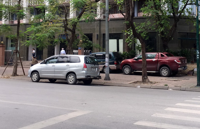 Dẹp vỉa hè sao không trả lại cả sự thông thoáng cho lòng đường? ảnh 1