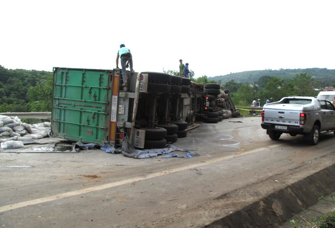 Xe container đổ dốc mất lái đâm chết tại chỗ một người đi xe máy ảnh 1