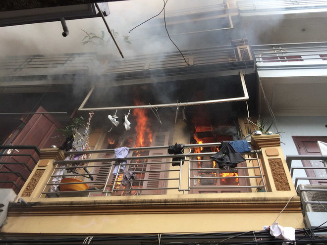 Kịp thời dập tắt vụ cháy nhà dân trong ngõ tại quận Hai Bà Trưng ảnh 1