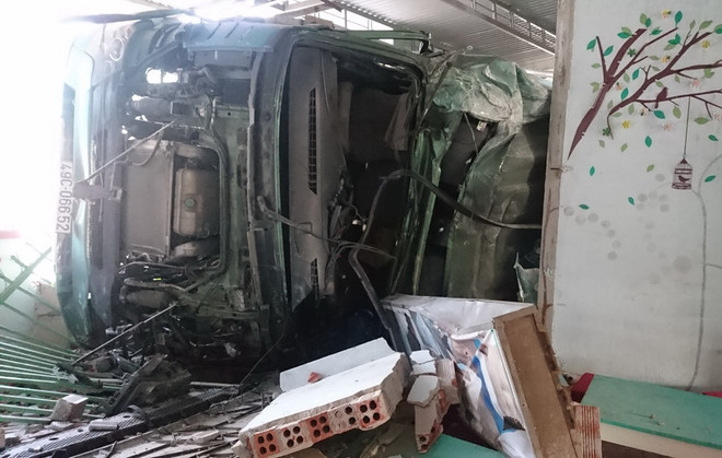 Xe container chở alumin bị lật, đè sập phần trước của 3 căn nhà ảnh 1