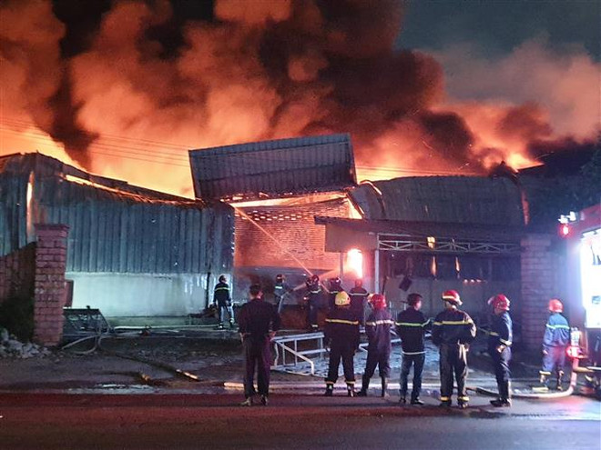 Hải Dương: Cháy lớn tại công ty xử lý rác thải công nghiệp ảnh 1