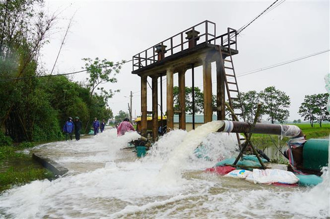 Trạm bơm tiêu úng tại xã Hải Quế, huyện Hải Lăng hoạt động hết công suất để cứu diện tích lúa bị ngập. (Ảnh: TTXVN) Quảng Trị: Tập trung hỗ trợ người dân khắc phục hậu quả mưa lũ ảnh 1