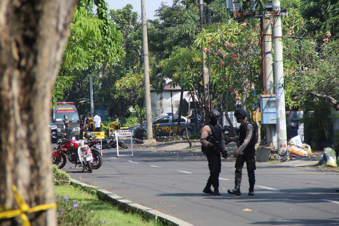 Số thương vong tăng trong các vụ đánh bom nhà thờ ở Indonesia ảnh 1