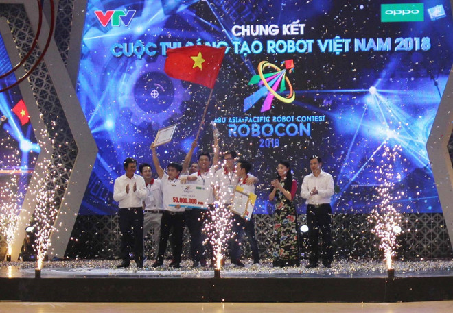 Ban tổ chức trao giải Nhất Robocon 2018 cho đội LH-ATM (Đại học Lạc Hồng). (Ảnh: Nguyễn Thảo/TTXVN) Đại học Lạc Hồng giành ngôi vô địch Robocon toàn quốc năm 2018 ảnh 1
