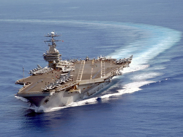 Các Bộ trưởng Philippines thăm tàu sân bay Carl Vinson của Mỹ ảnh 1