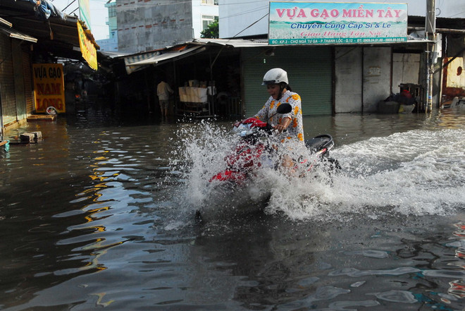 Thành phố Hồ Chí Minh: Nhiều nơi ngập sâu do triều cường lên cao ảnh 1