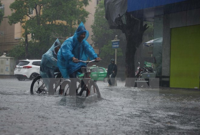 Áp thấp nhiệt đới tiếp tục mạnh thêm, Trung Bộ mưa rất to ảnh 1